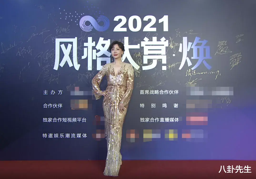 最新红毯：蒋勤勤像乡村企业家，程潇红裙诡异，男星穿厚底鞋增高