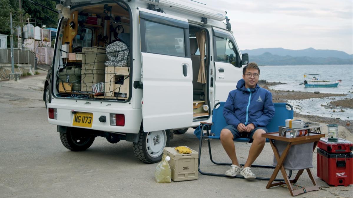香港29岁“斜杠青年”，有家不回却住进3㎡的面包车上，转眼已2年