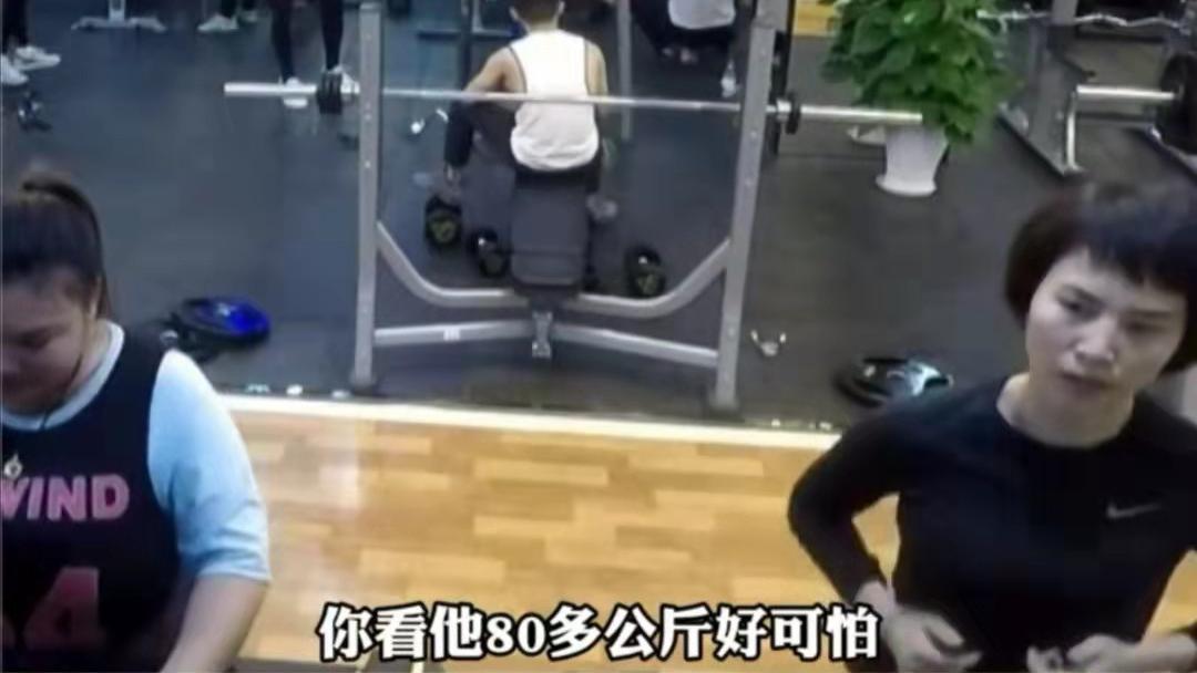 野离离|女子健身房嘲笑他人太胖会踩坏跑步机，旁人反问她：你的素质呢？