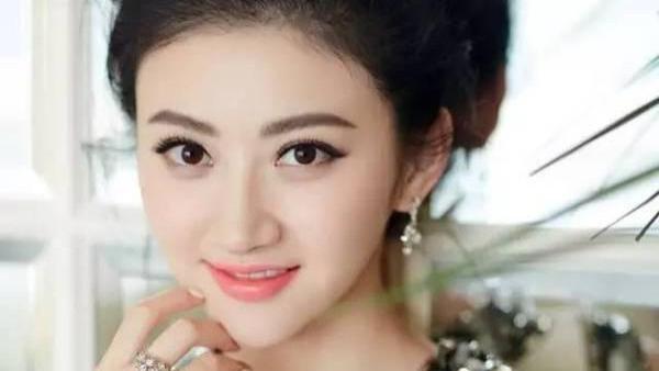 护肤品 精华液真的用对了吗？注意这“三点”效果事半功倍，肌肤白嫩透亮