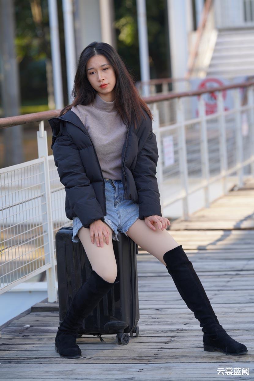 高领上衣的温柔映衬着微皱的翠眉,恰如美人卷珠帘,深坐颦蛾眉 高领上衣的温柔映衬着微皱的翠眉,恰如美人卷珠帘,深坐颦蛾眉