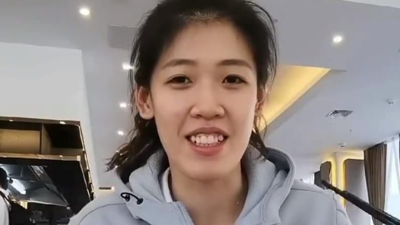 蔬菜|干饭人! 李盈莹做午饭吃播, 爱吃肉喝可乐不爱吃菜, 啃大虾太快咬嘴