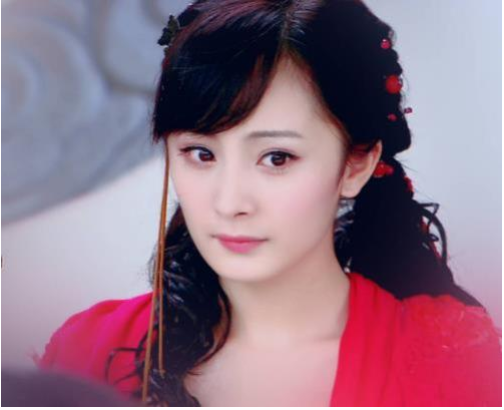 2004年，她在刘亦菲的身边演配角打伞，如今两人已经平起平坐