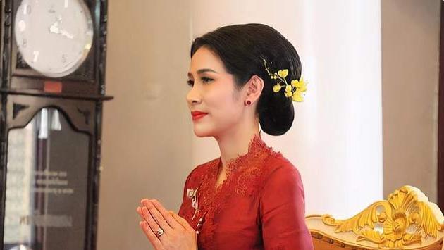 诗妮娜 诗妮娜越来越端庄，头发长长后穿泰服有正宫范儿，现代装却美不同