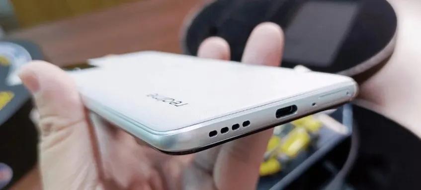 耳机|为什么几乎一夜之间,好像所有的手机都“取消”了耳机孔?