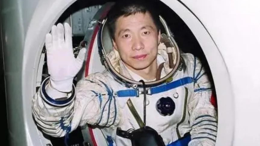 白云下的小敏|嫦娥五号返回舱被烧得几乎成了煤球，其在回来时经历了什么？