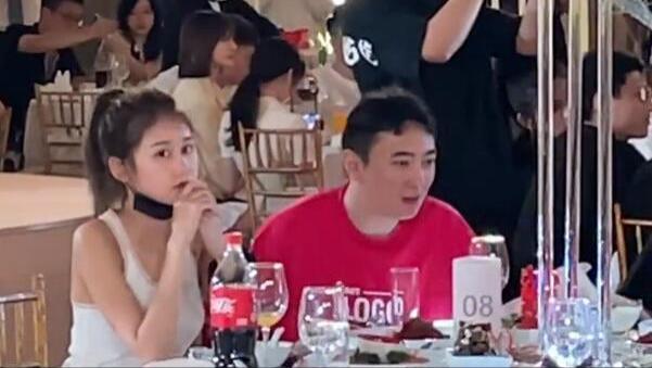 王思聪|王思聪带美女参加婚礼，用手机拉近镜头细看伴娘，和女伴互翻白眼