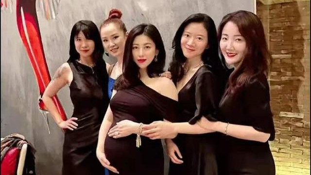 |37岁的朱珠怀孕也爱折腾，穿紧身露肩裙聚会，涂红唇变气场女王