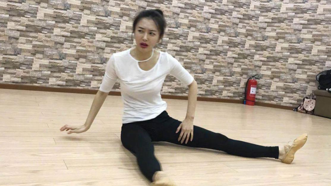穿衣搭配 秦岚为新角色瘦身，晒侧身照秀成果，网友：“这部剧我追定了”