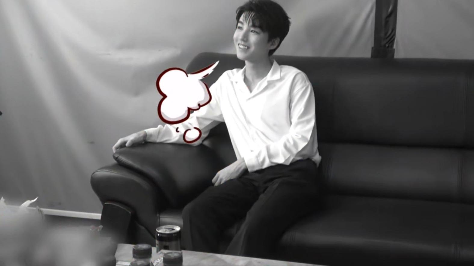 向华强|王俊凯工作室更新整蛊日常：小凯被书中蝴蝶吓到，从沙发上弹起