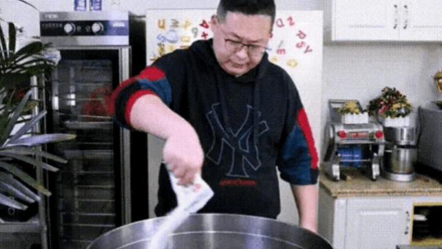 猪肉|一顿饭一瓶甜面酱？600斤胖猴仔做饭太豪爽，网友喊话：悠着点吧