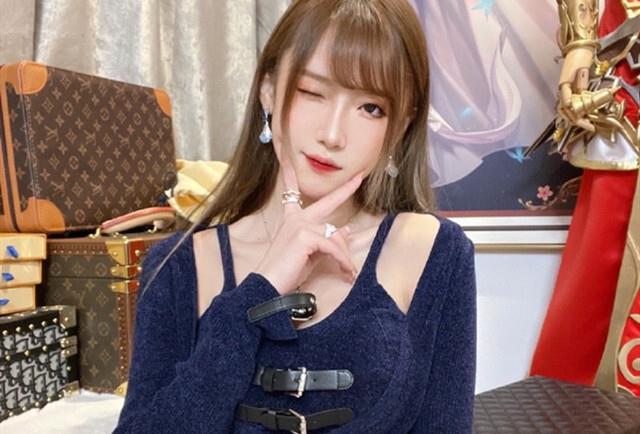 腐团儿战术后退升级,薄丝袜尽显女神气质,大长腿意外暴露1缺点