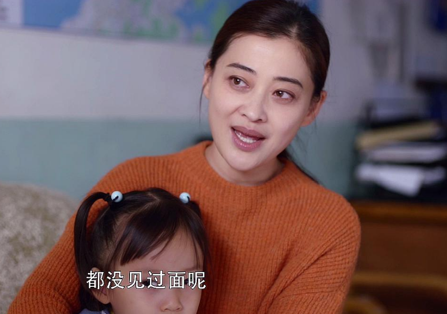 26年前的春晚,有谁注意朱时茂旁边的小女孩?如今红得一塌糊涂 26年前的春晚,有谁注意朱时茂旁边的小女孩?如今红得一塌糊涂