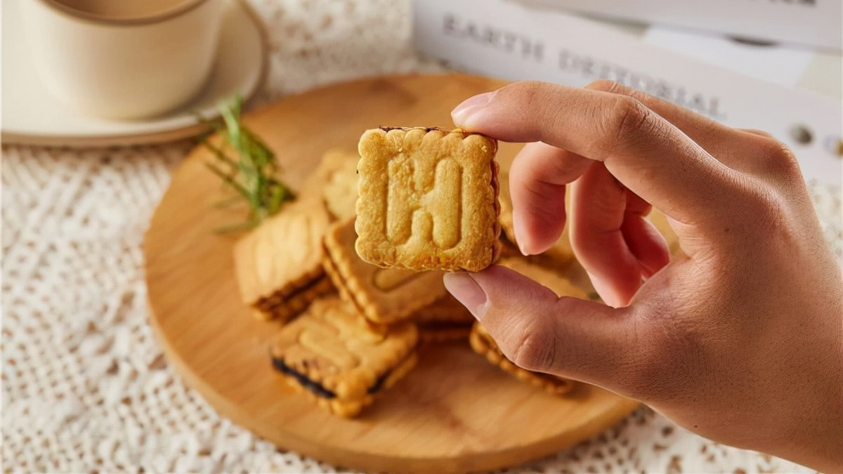 巧克力|巧克力黄油曲奇，浓郁的巧克力夹杂着花生碎，满口爆香