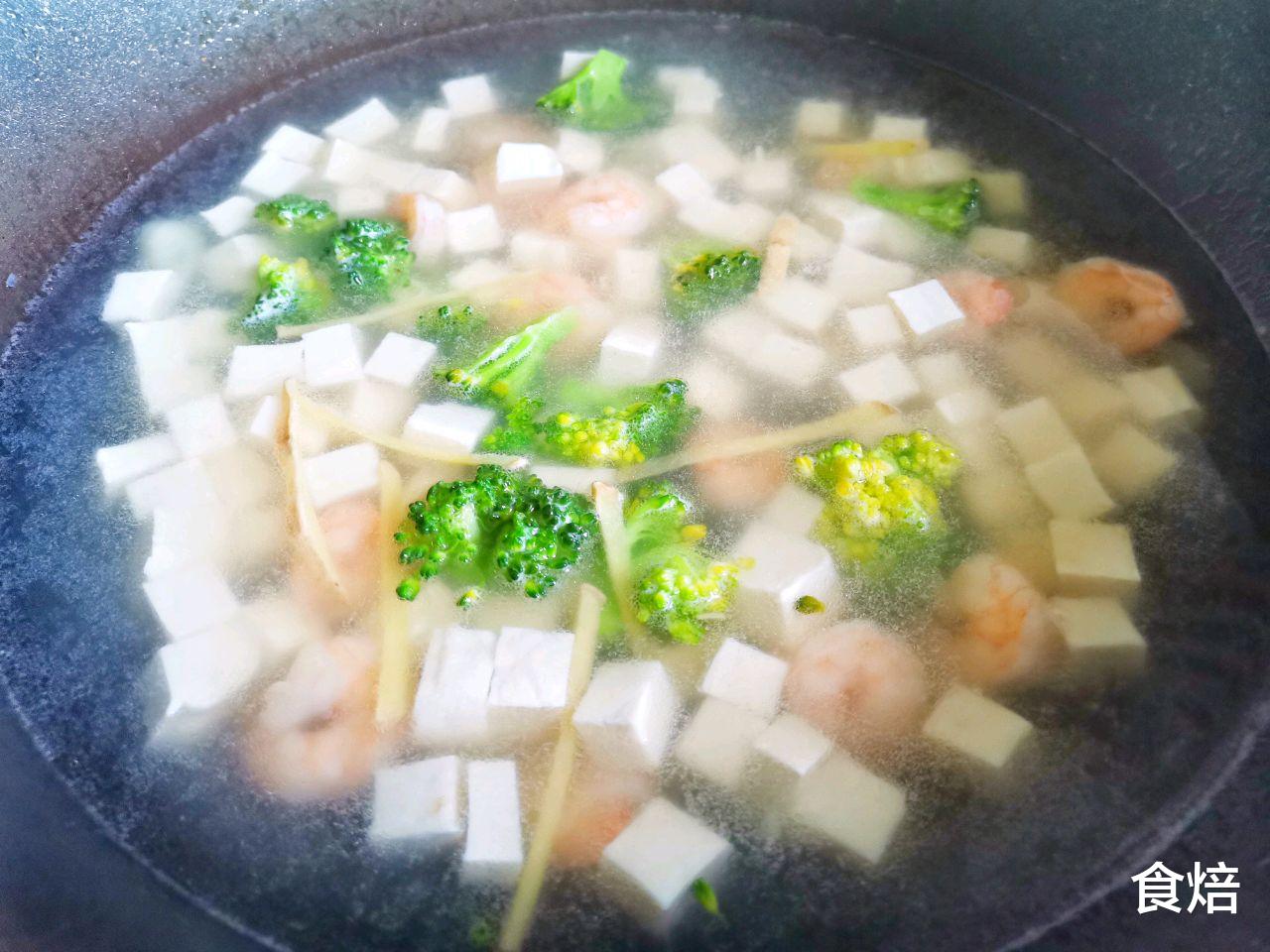 自制西蓝花虾仁豆腐汤，简单快手，鲜美又营养，家人都爱喝