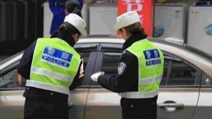 中年女同学的自救|辅警有没有资格单独抄牌贴罚单呢？案例告诉你：违法！