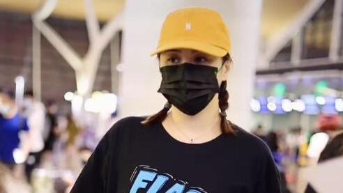 t恤|阿娇瘦身效果太明显，穿卡通T恤戴小黄帽走机场，扎双马尾像小姑娘