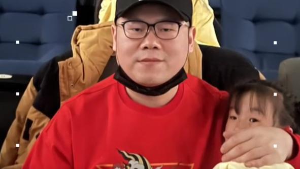 岳云鹏|岳云鹏陪家人看电影被偶遇，将小女儿抱怀中父爱满满，本人超随和