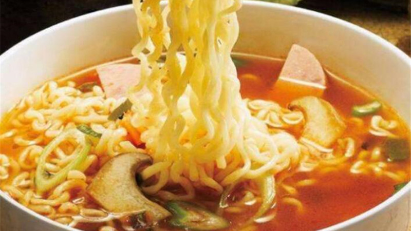 泡面|吃了这么多年的泡面，很少有人了解，为什么面饼的形状是弯曲的？