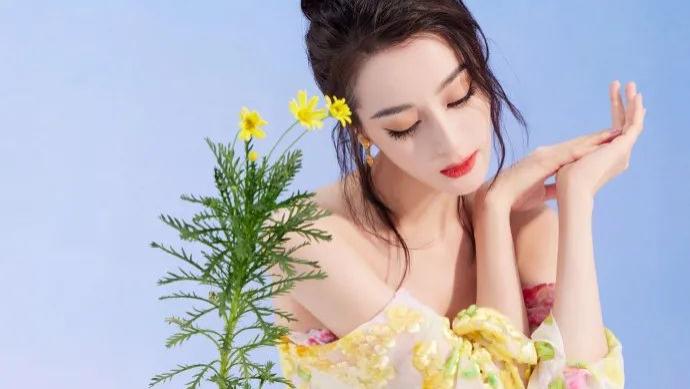 迪丽热巴 迪丽热巴大晒花仙子美照，发型慵懒随意，颜色复杂但越看越好看