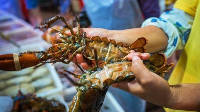 |菜市场最“坑”的3种海鲜，外表诱人还不贵，老板：内行人从来不买