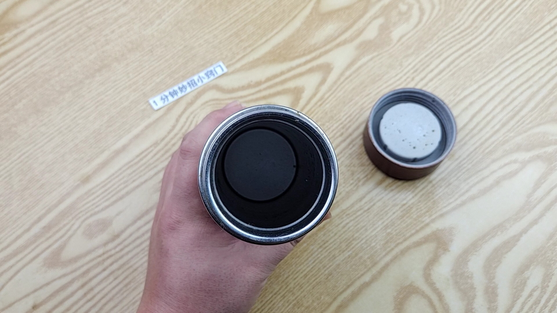 保温杯手伸不进去清洗？教你绝招，不用刷也能让杯子干净如新