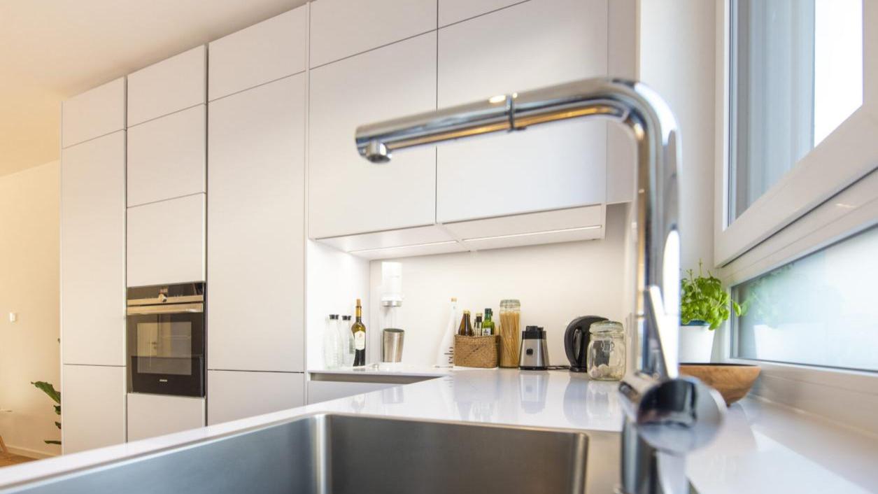 明年准备换大点的住宅，不想在厨房打吊柜了，有哪些解决办法？