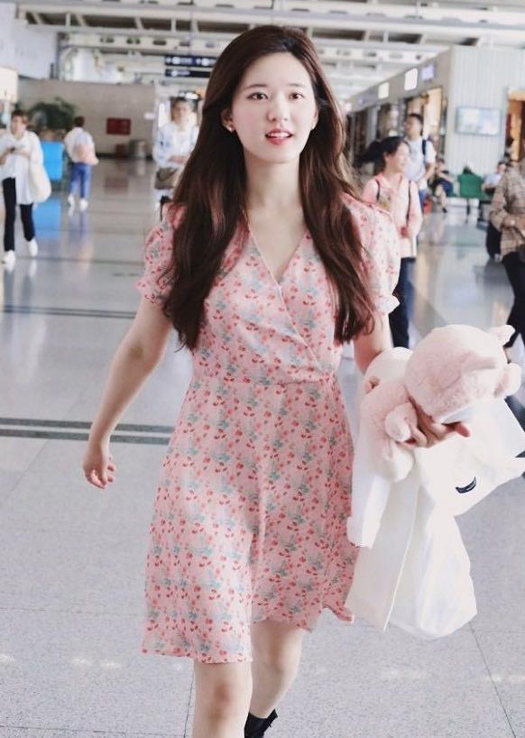 娱乐英语新闻_赵露思太讨喜了，粉色碎花裙穿出满满的韩系范，是若干人的理想型