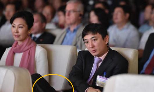 看了王思聪与明星的合影,终于明白:钱,才是一个人真正的底气 看了王思聪与明星的合影,终于明白:钱,才是一个人真正的底气