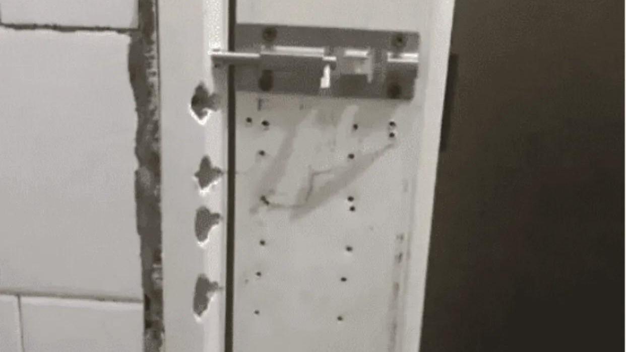 口红|请问这厕所的门是犯了什么错？要被你们如此折磨