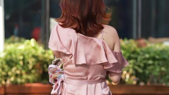 俏美|老婆那件真丝连衣裙被老妈直接放洗衣机“搅和”了