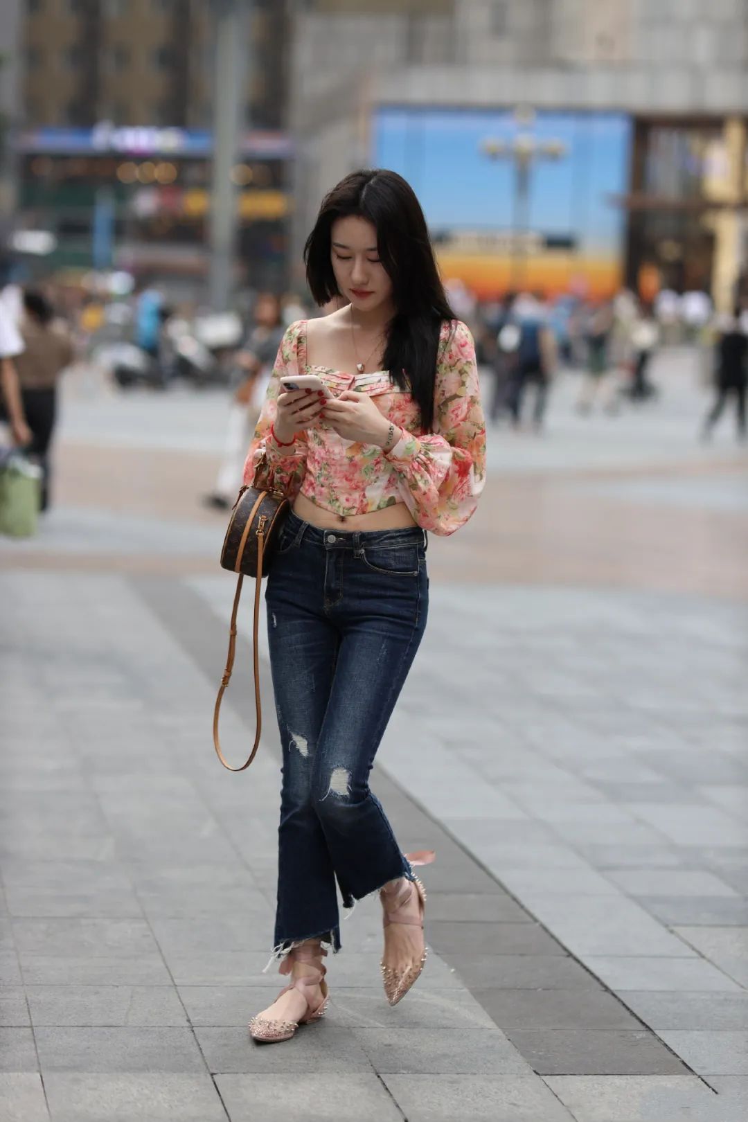 街拍:穿露T恤的时髦女生,背后身体很性感