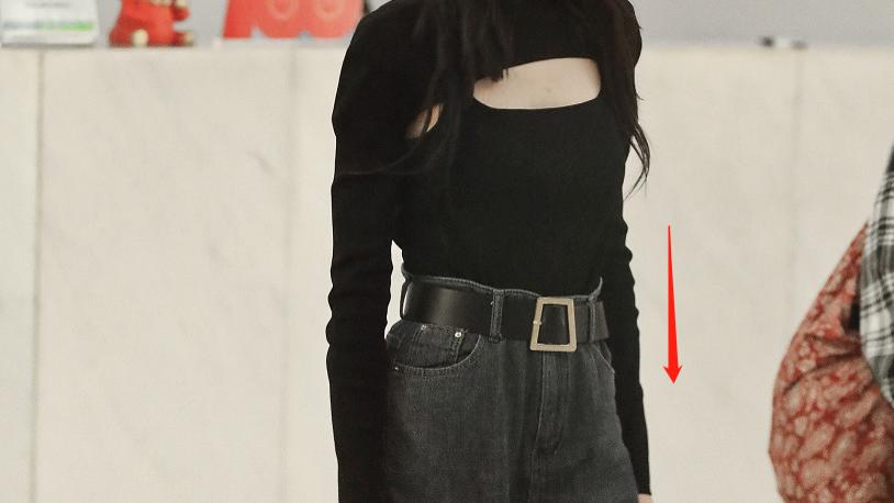 迪丽热巴|迪丽热巴瘦到撑不起衣服，手臂太长比例失调，S型身材全靠P图？