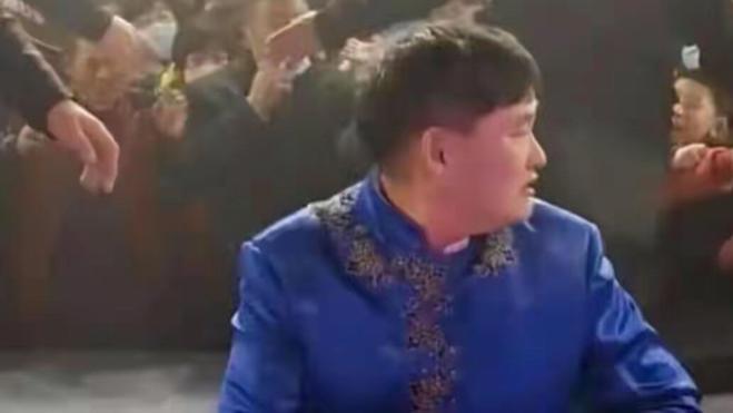 龚俊|出名十年不忘本！大衣哥定州商演，90度弯腰、单膝跪地答谢观众