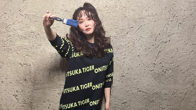 连衣裙 范文芳学聪明了，穿字母裙扎马尾走仙女路线，脸色粉嫩初恋脸抢镜