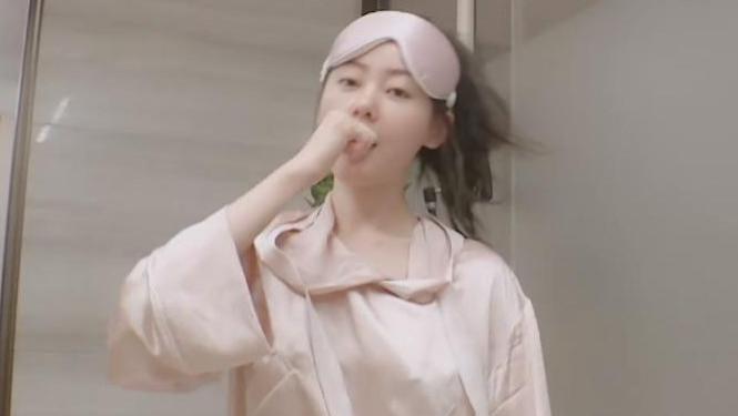 张天爱|张天爱晒起床自拍照，打马赛克被吐槽，网友：有什么好遮的