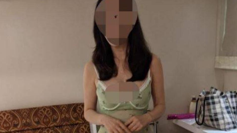 香港 58岁香港大妈冒充28岁清秀女子，男子消费后报复检举