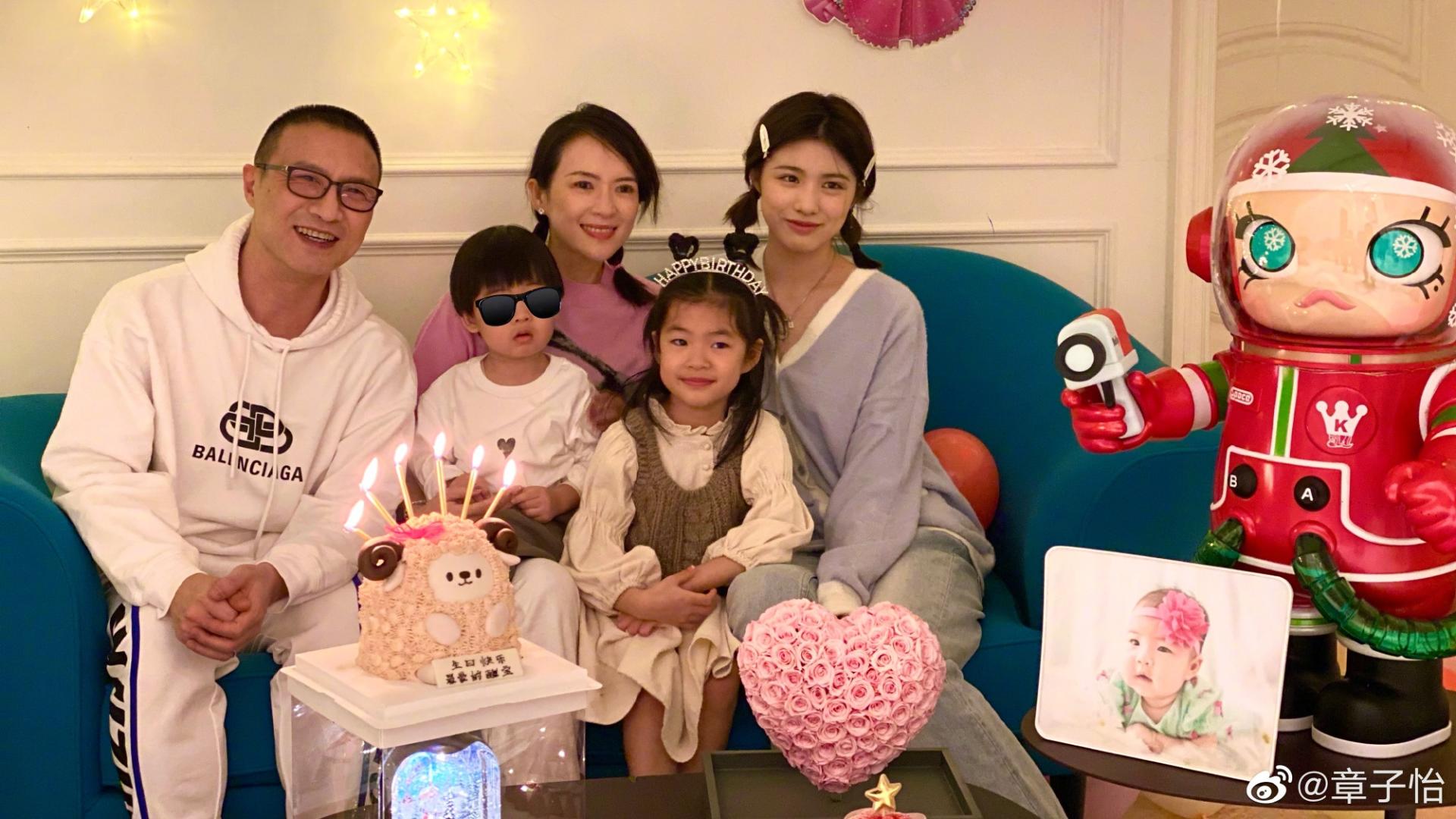 张艺兴|章子怡为6岁醒宝庆生，一家五口温馨同框，小苹果被赞越来越漂亮