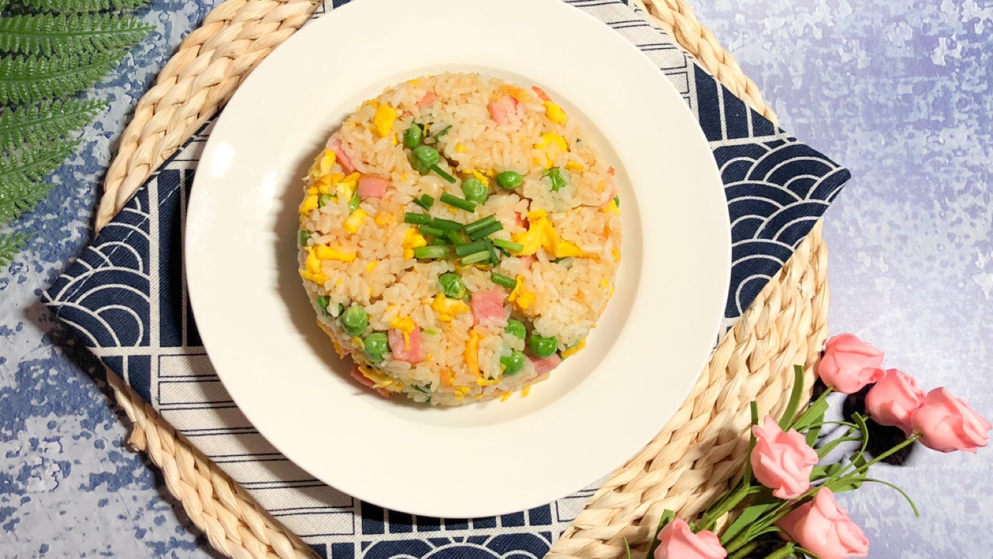 腌菜|剩米饭的华丽变身，简单又营养的豌豆培根蛋炒饭，香气四溢