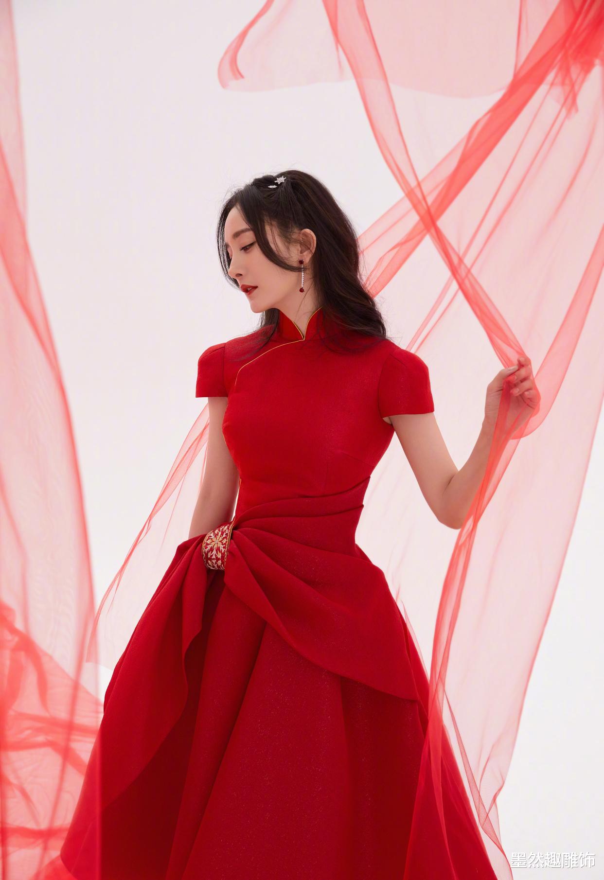 春晚舞台倪妮成带货女王?一件大衣2.67万,这谁买得起?