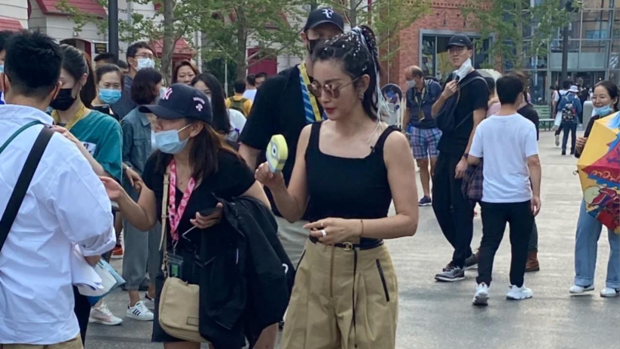 李冰冰|李冰冰环球影城被偶遇，穿背心变胖背厚手臂粗，扎脏辫这打扮一看就强势
