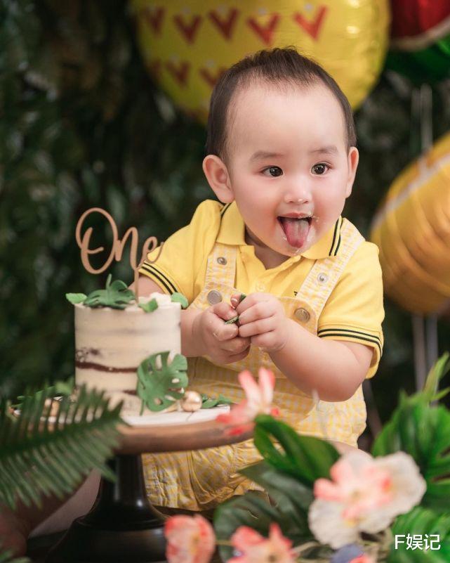 郑嘉颖小儿子满1周岁！妻子陈凯琳晒儿子真容与儿子开心庆生
