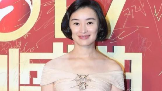发型 一直以为吴越很“土”，没想到换了一个发型减了一下肥，如今的她时尚靓丽！