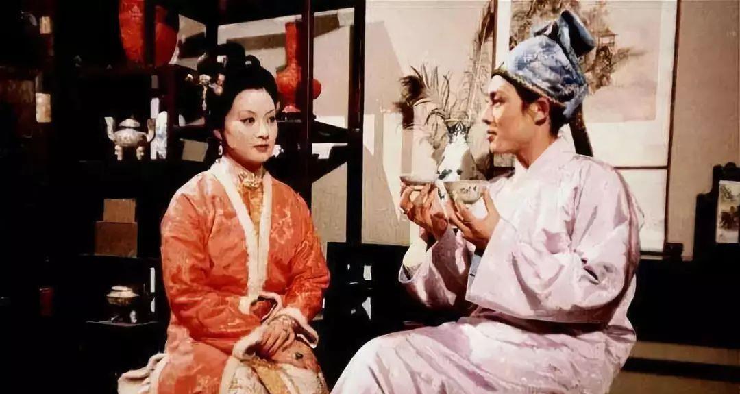 《红楼梦》演员的戏外人生：两演员因病离世，男主角活成人生赢家(红楼梦去世的演员)