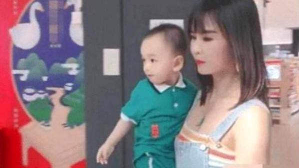 57岁素人姥姥火了！抱外孙逛街犹如母子，网友：怎么保养的
