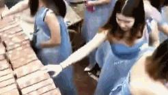 书尽心生|搞笑GIF：三个可爱姑娘，这烟吹得好给满分！