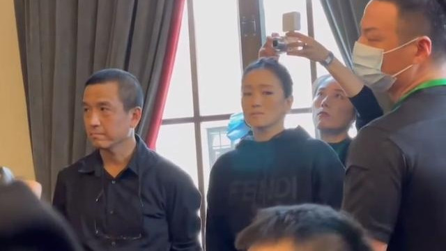 唇釉 55岁巩俐穿黑丝袜现身！发型松垮掉出一撮头发，腰背笔挺气场十足