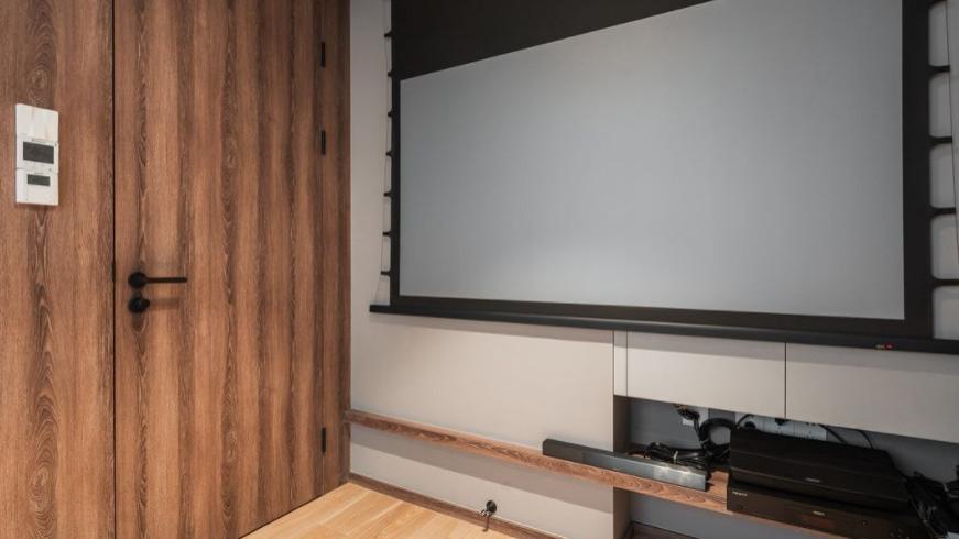 满屋涂鸦墙充满创意，闪闪发亮的鞋架，满足了“收纳狂”的小心愿