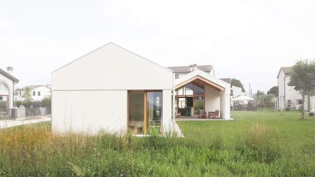 两个平行体量组成的住宅：在错开的组合中从容应对场地环境