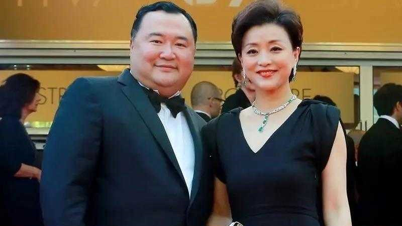 鸡蛋|杨澜与富商老公走红毯，穿黑色连衣裙配短发，亲自演绎简约高级感